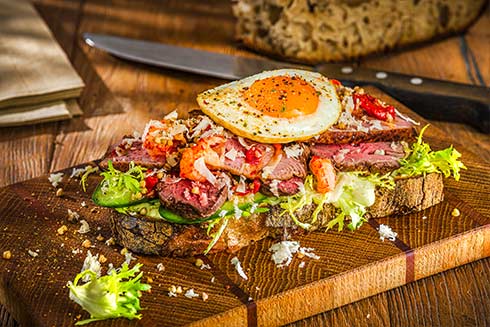 Sylter Brotstulle mit Rinderfilet, Entenbrust, Flusskrebsen und Avocadomayo